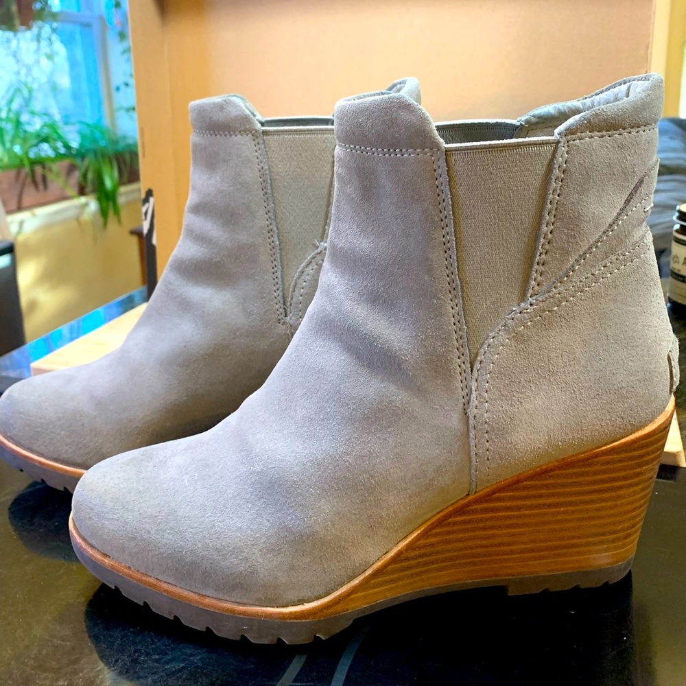 Gray suede Sorel wedge boots - pull on booties.